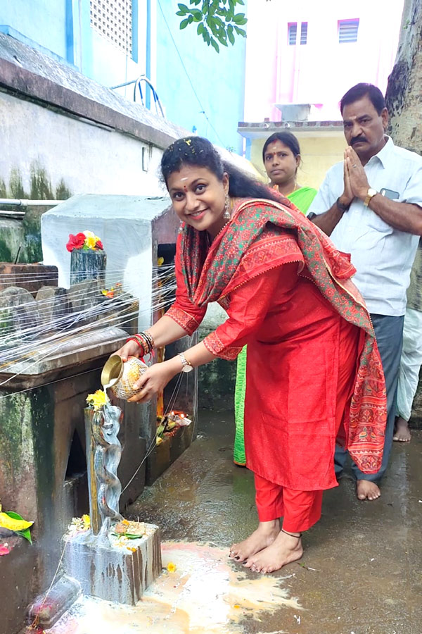 MLA RK Roja Playing Badminton With Her Husband Photo Gallery - Sakshi16