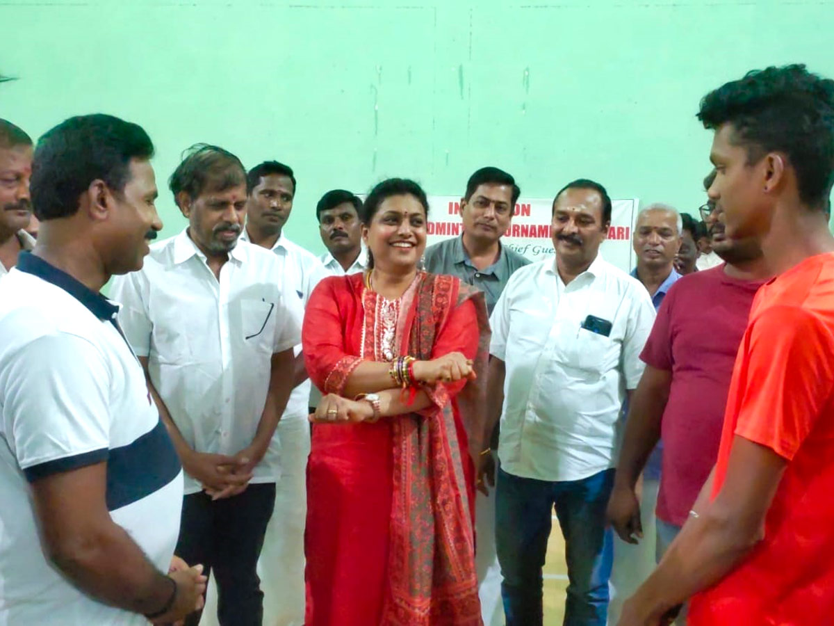 MLA RK Roja Playing Badminton With Her Husband Photo Gallery - Sakshi4