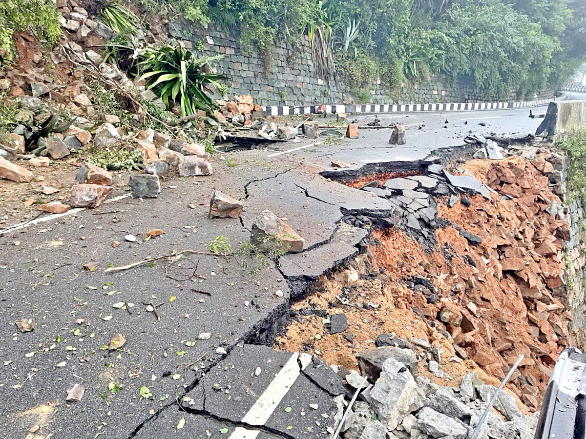 Landslides Broken in Thirumala Photo Gallery - Sakshi5