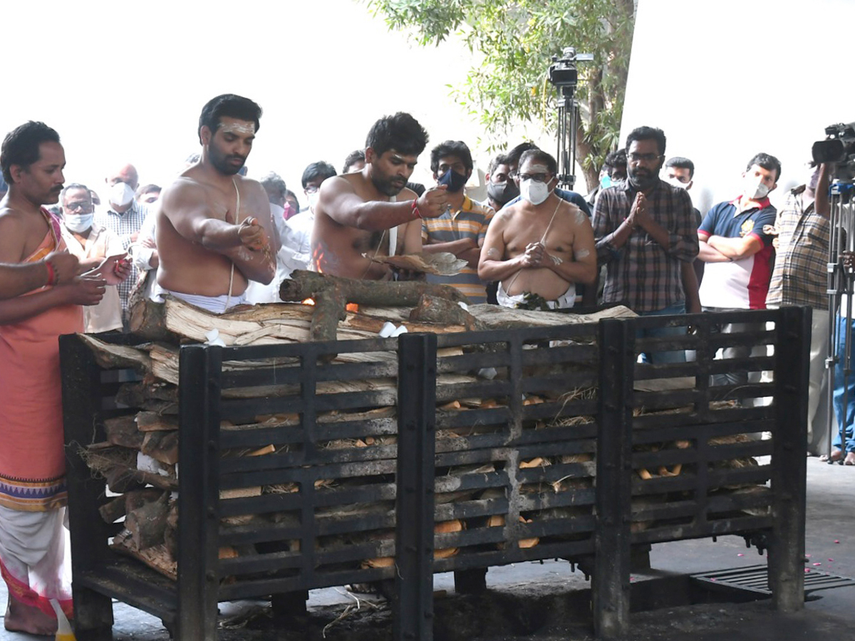 Sirivennela Seetharama Sastry Last Rites Photo Gallery - Sakshi3