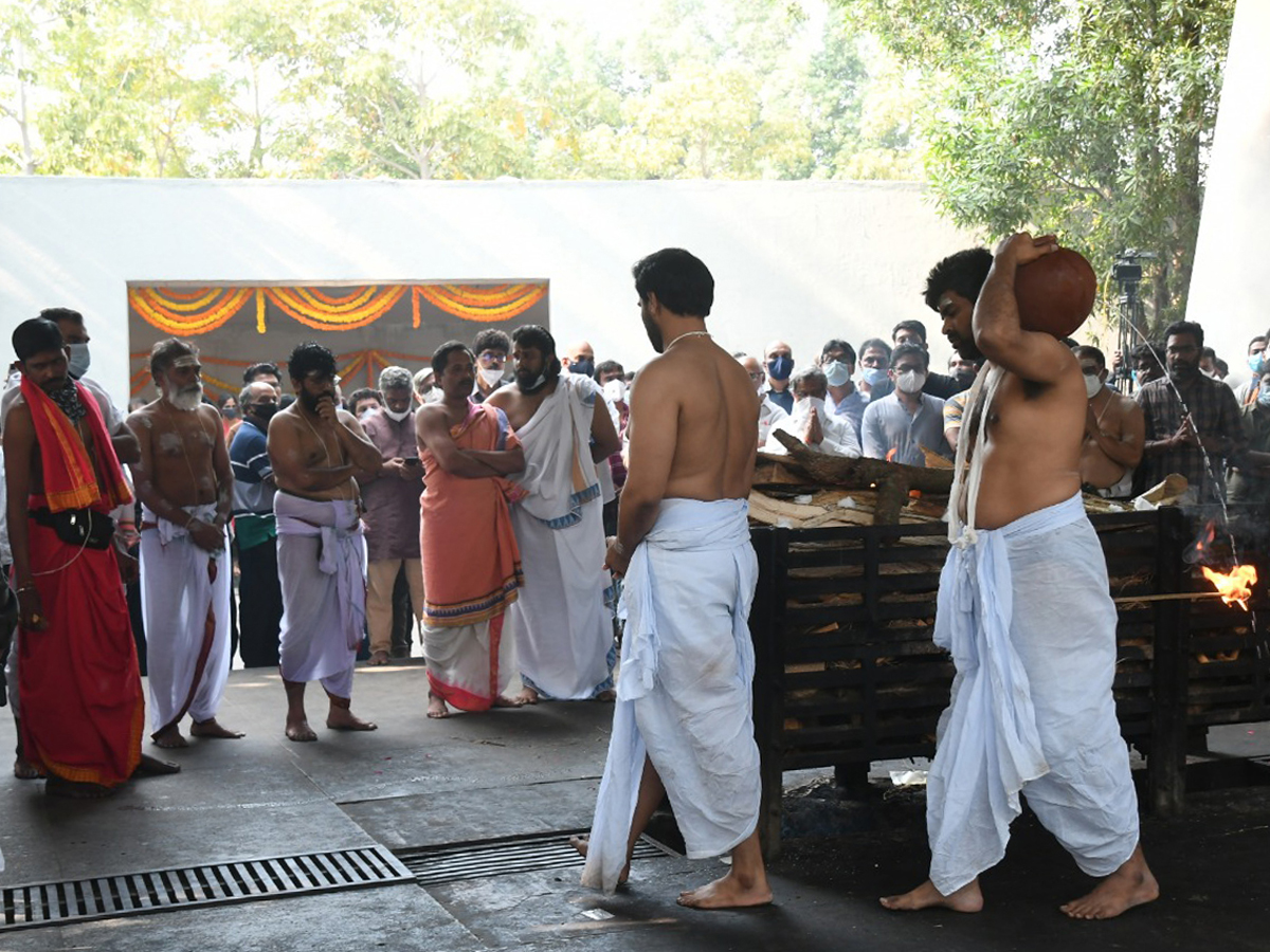 Sirivennela Seetharama Sastry Last Rites Photo Gallery - Sakshi4