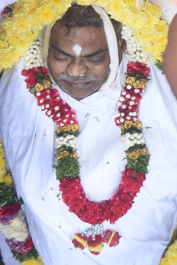 Sirivennela Seetharama Sastry Last Rites Photo Gallery - Sakshi5