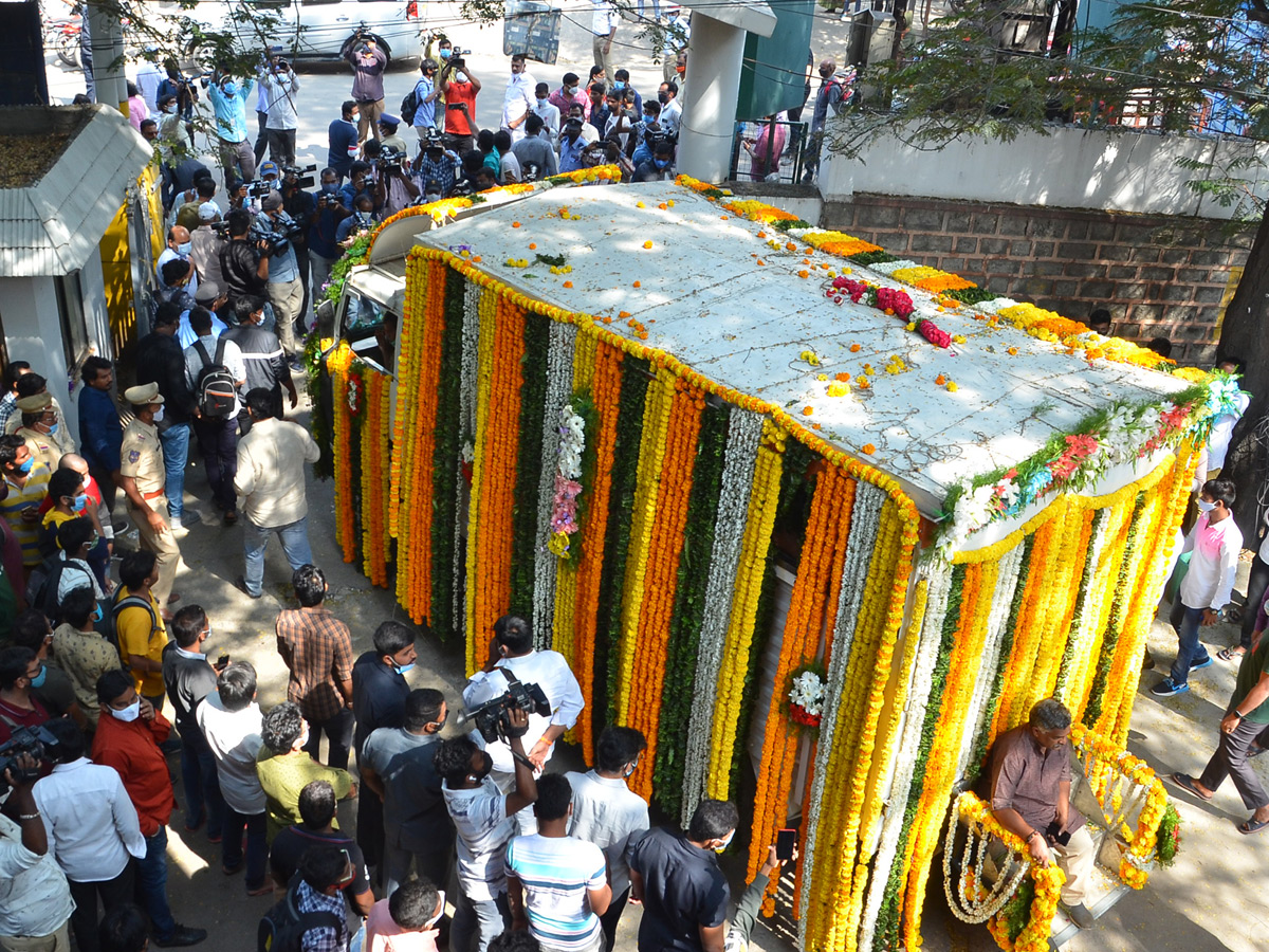 Sirivennela Seetharama Sastry Last Rites Photo Gallery - Sakshi6