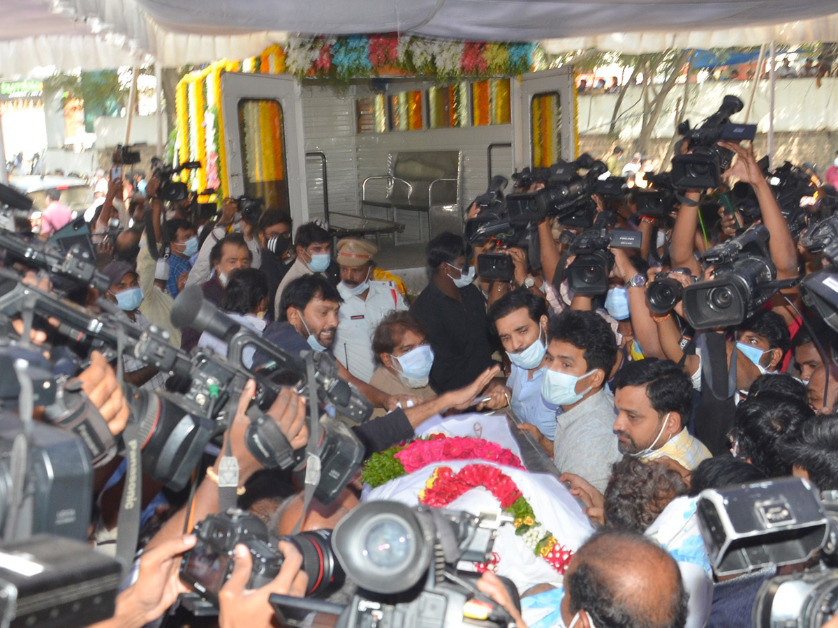 Sirivennela Seetharama Sastry Last Rites Photo Gallery - Sakshi7