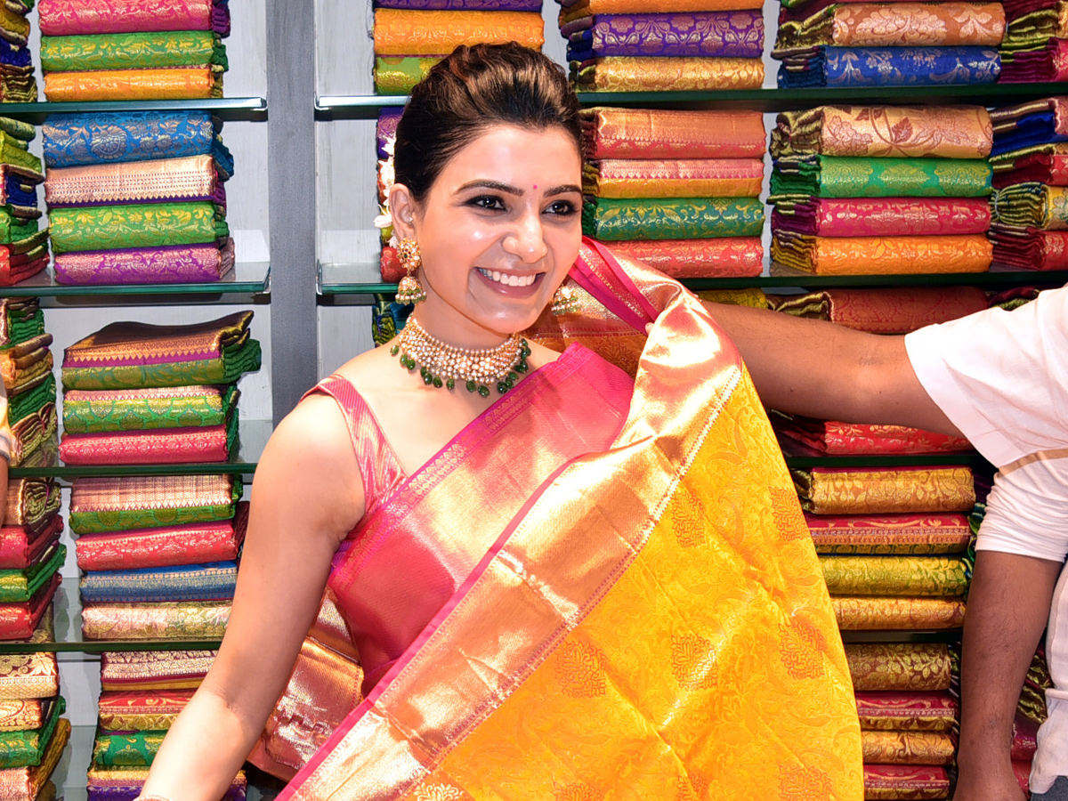 Samantha inaugurates Shopping Mall in Kadapa And Visits Kadapa Ameen Peer Dargah PHoto Gallery - Sakshi6