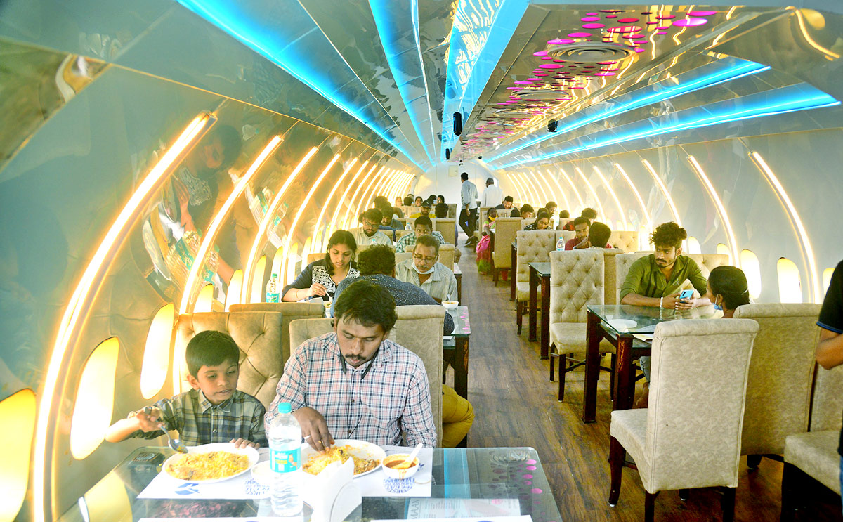 Special Dinner Flight At Vijayawada Photo Gallery  - Sakshi5