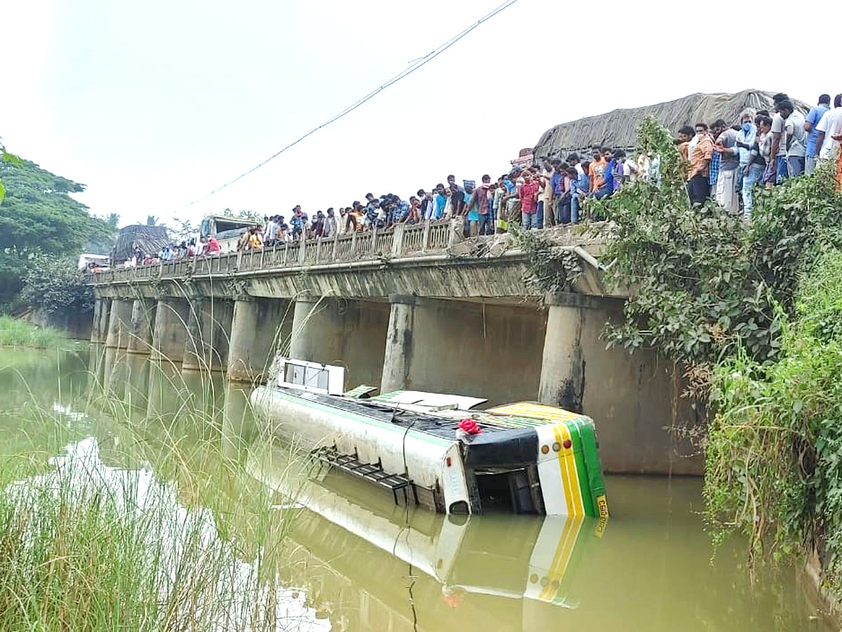 Bus Accident in West Godavari Photos - Sakshi18