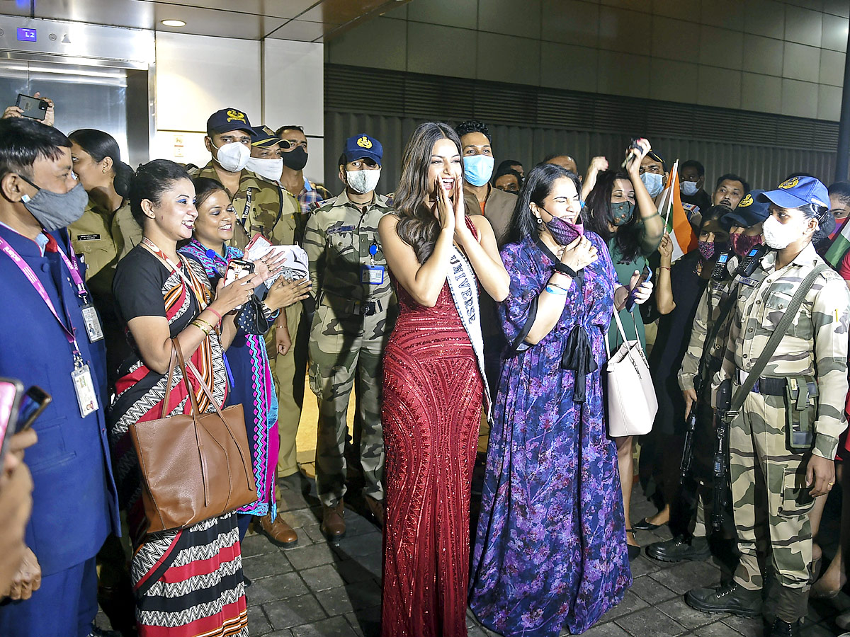 Mumbai Airport Grand welcomes Miss Universe 2021 Harnaaz Sandhu Photo Gallery - Sakshi13