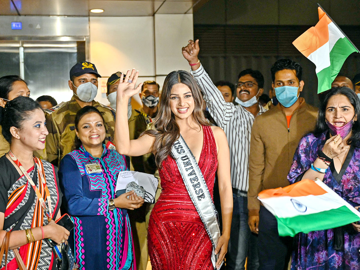 Mumbai Airport Grand welcomes Miss Universe 2021 Harnaaz Sandhu Photo Gallery - Sakshi5