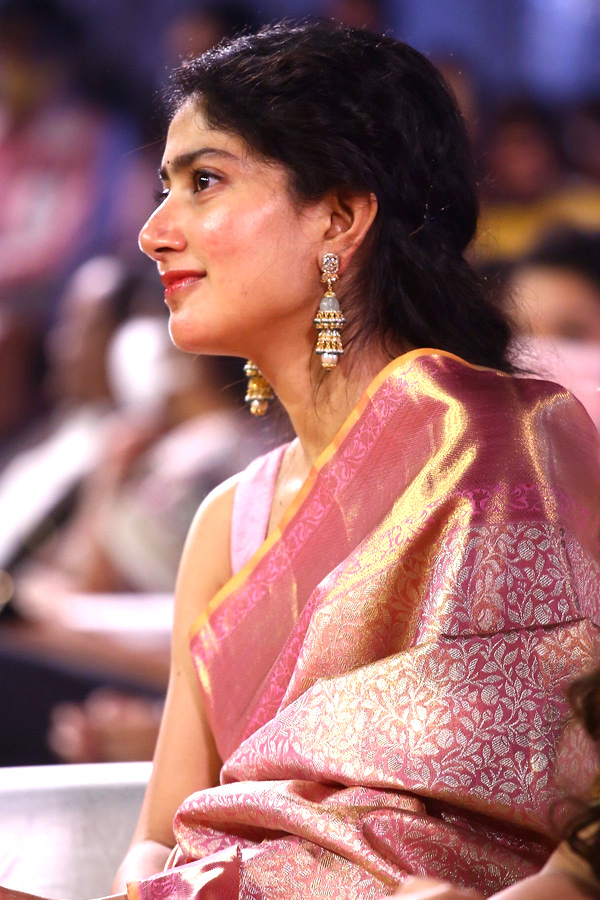 Actress Sai Pallavi HD Photo Gallery - Sakshi17