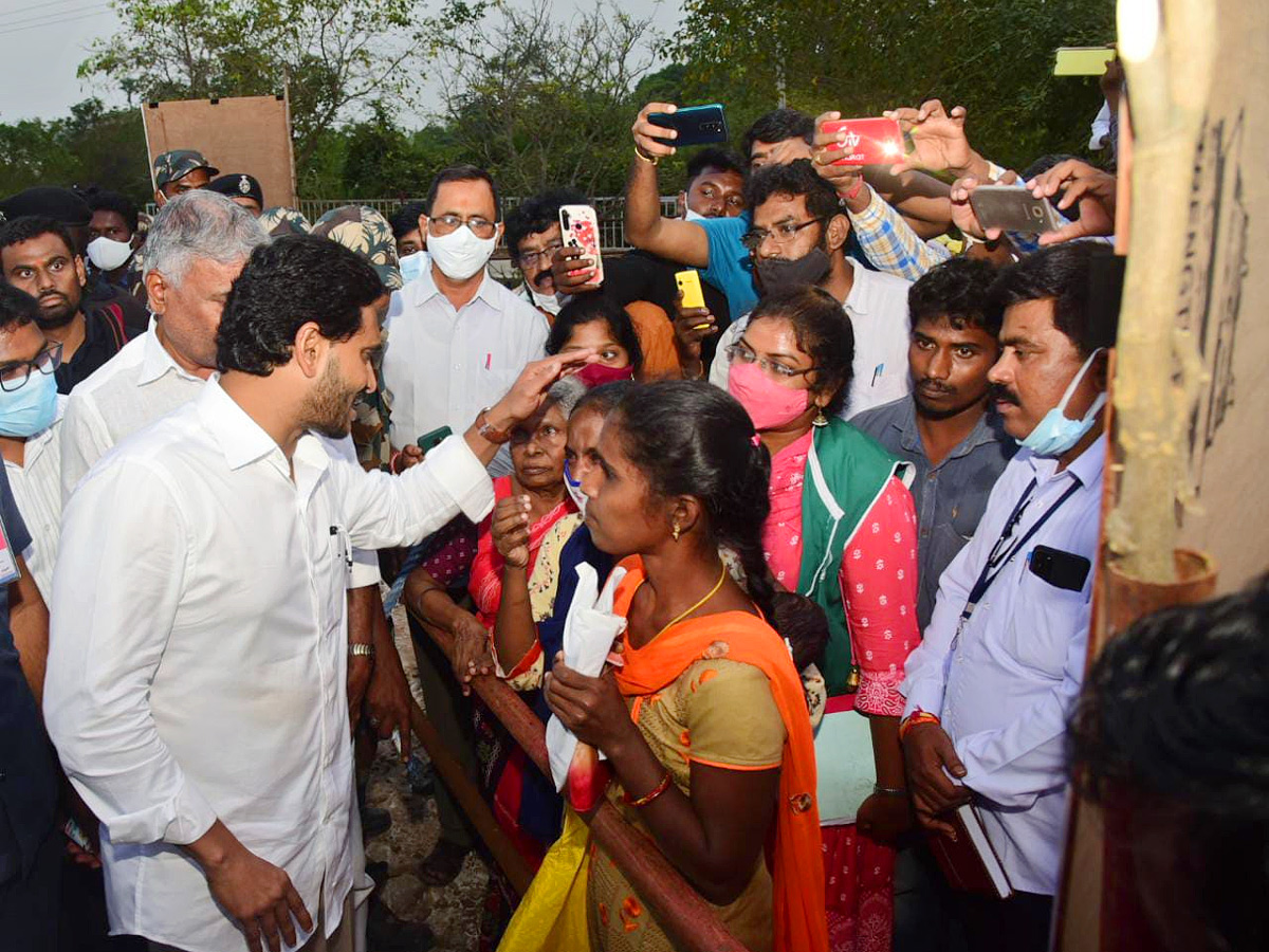 CM Jagan Visits Flood Affected Areas Photos - Sakshi42