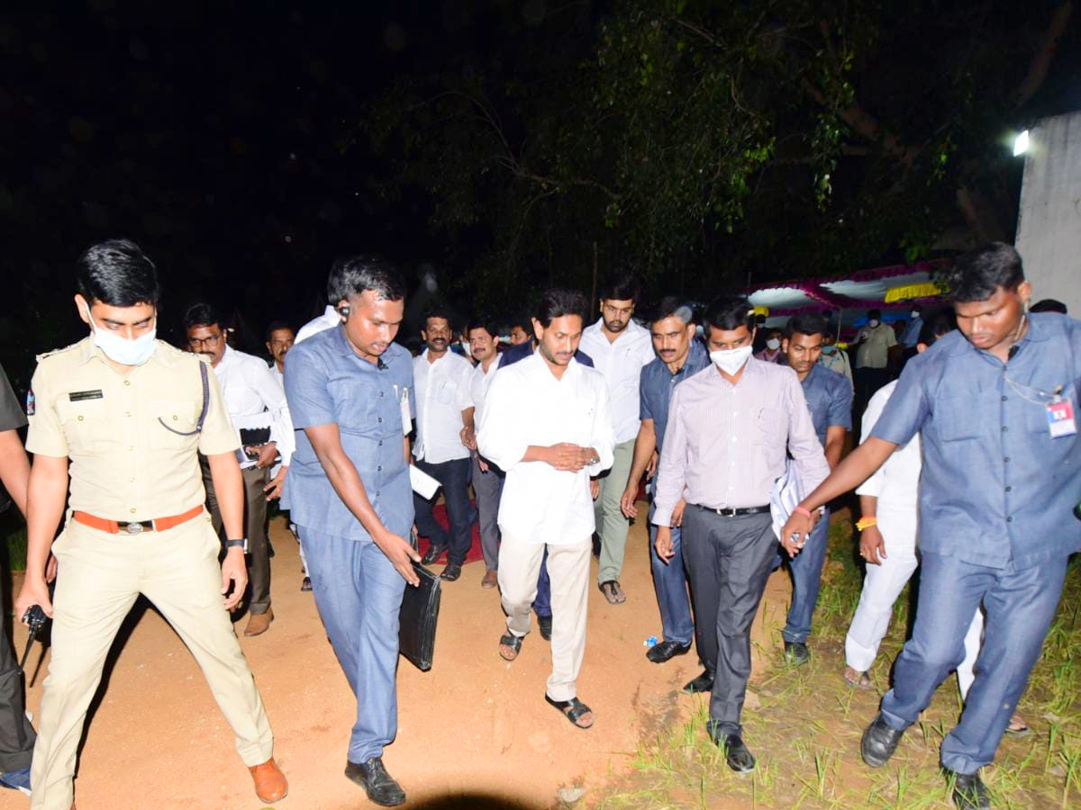 CM Jagan Visits Flood Affected Areas Photos - Sakshi34