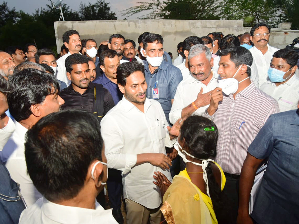 CM Jagan Visits Flood Affected Areas Photos - Sakshi37