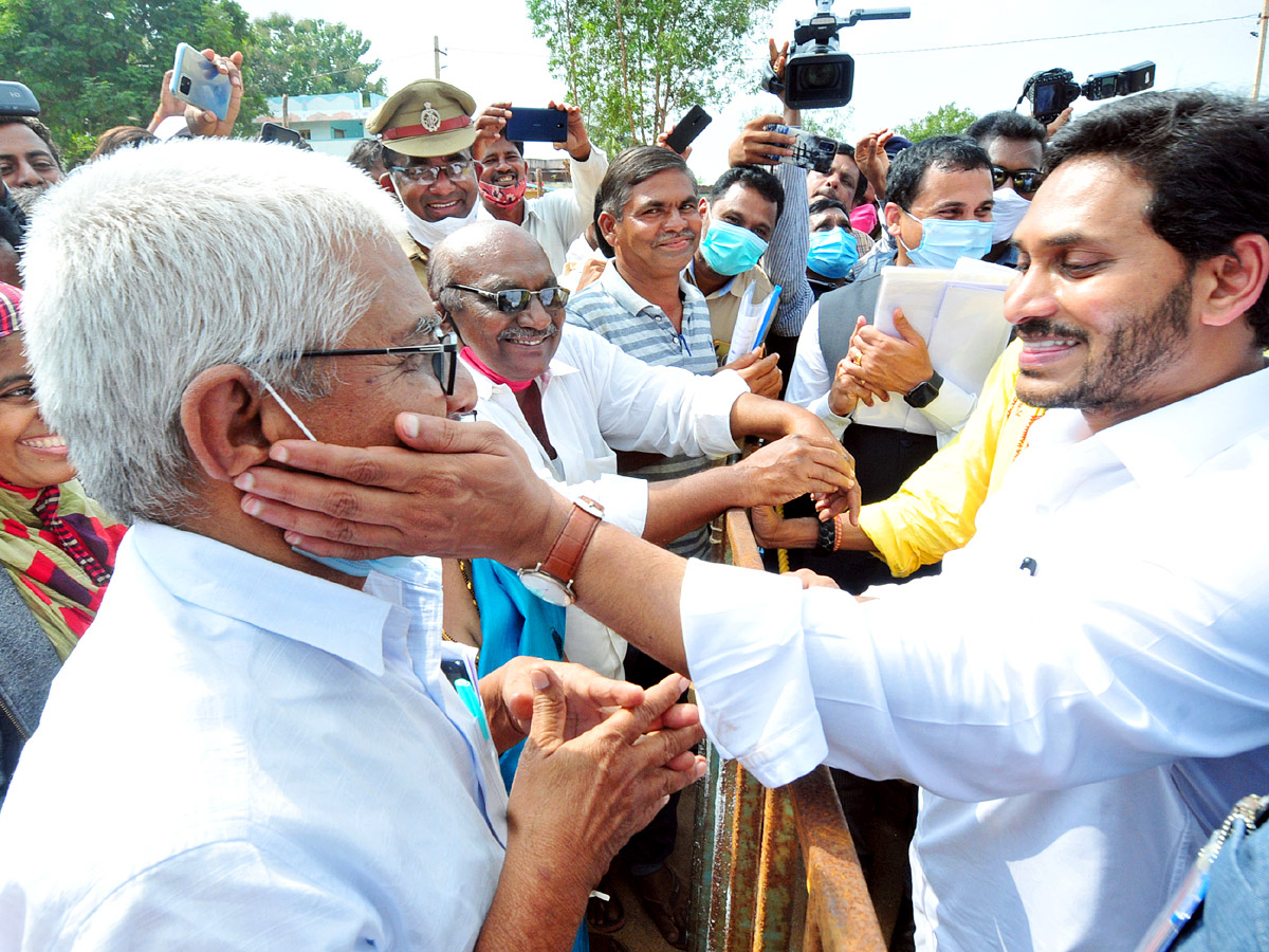 CM Jagan Visits Flood Affected Areas Photos - Sakshi10