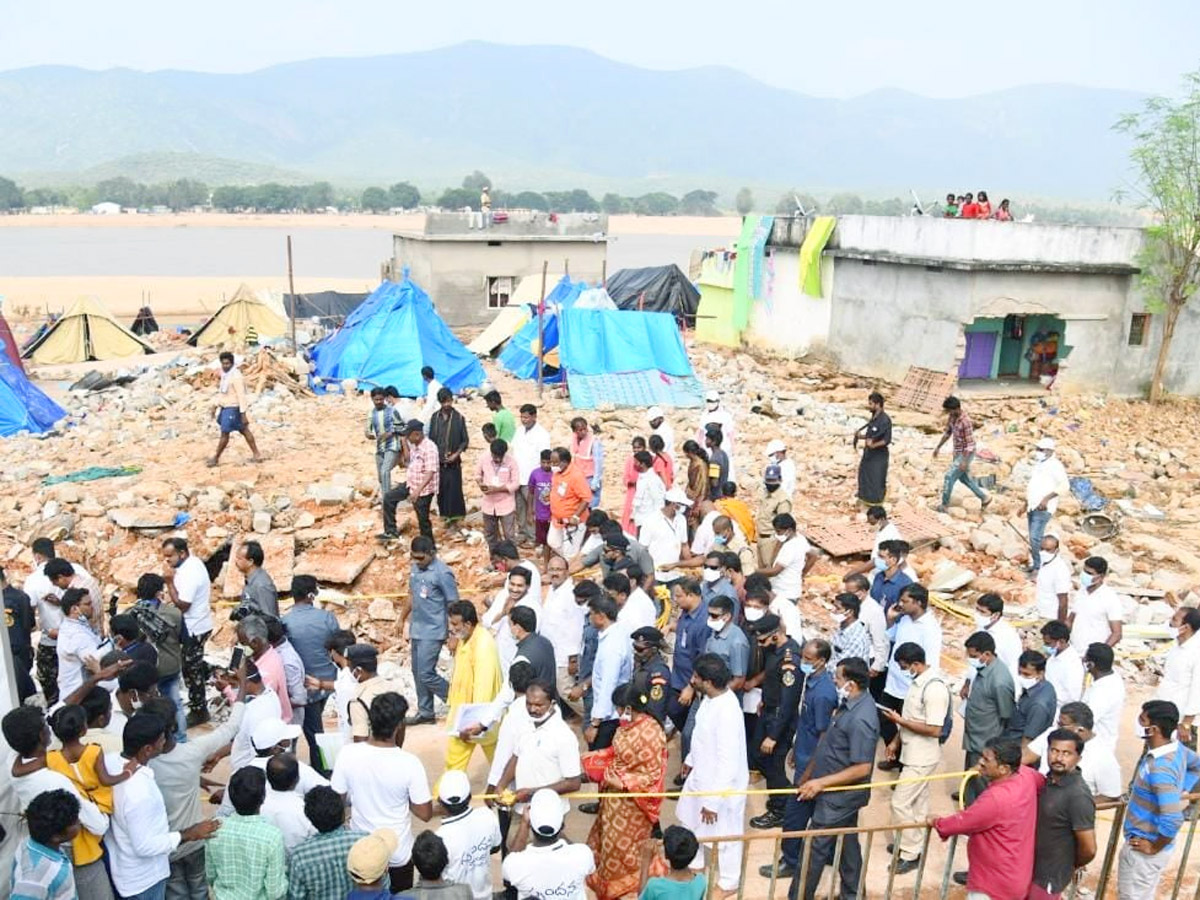 CM Jagan Visits Flood Affected Areas Photos - Sakshi11