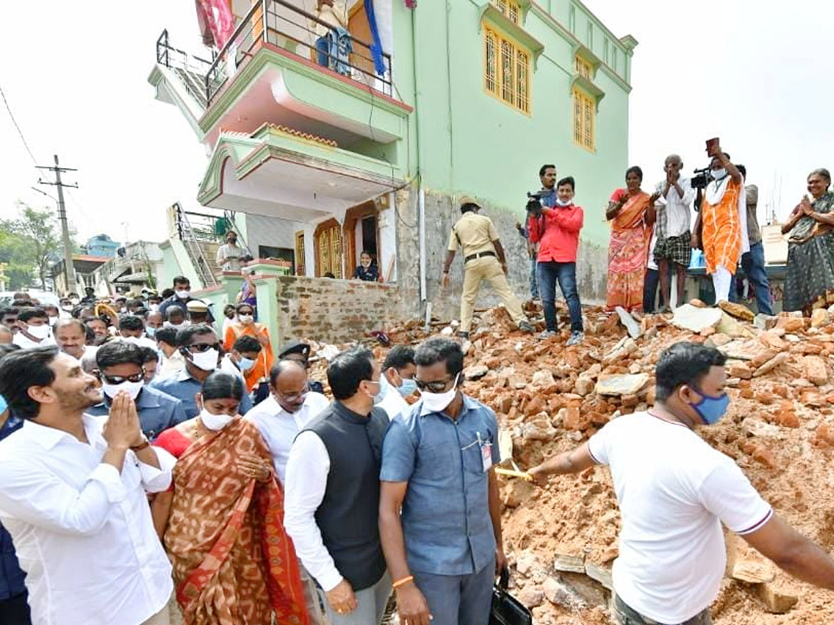 CM Jagan Visits Flood Affected Areas Photos - Sakshi12