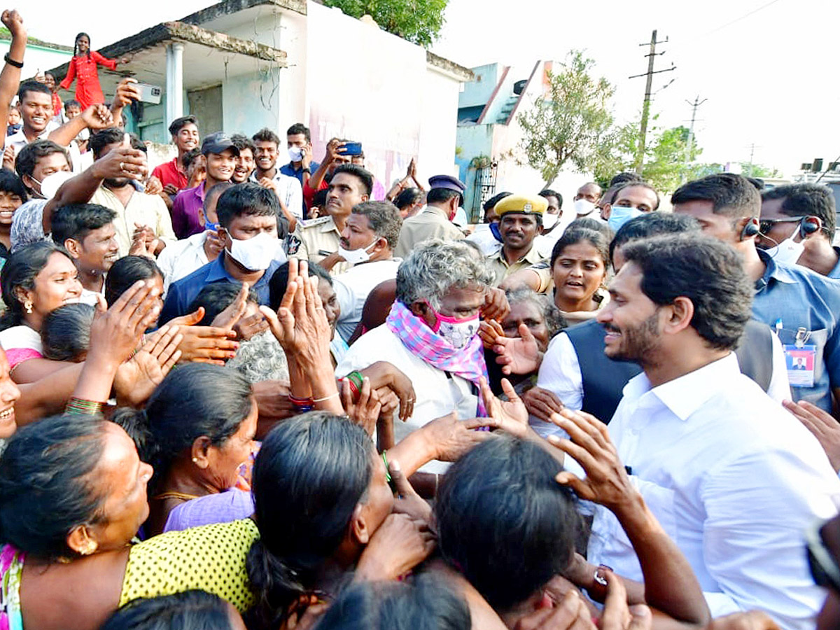 CM Jagan Visits Flood Affected Areas Photos - Sakshi15