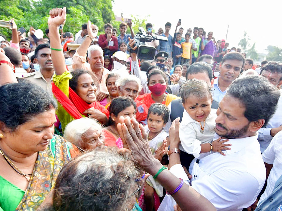 CM Jagan Visits Flood Affected Areas Photos - Sakshi16