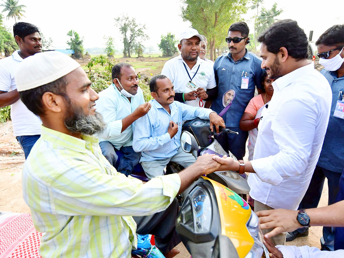 CM Jagan Visits Flood Affected Areas Photos - Sakshi17