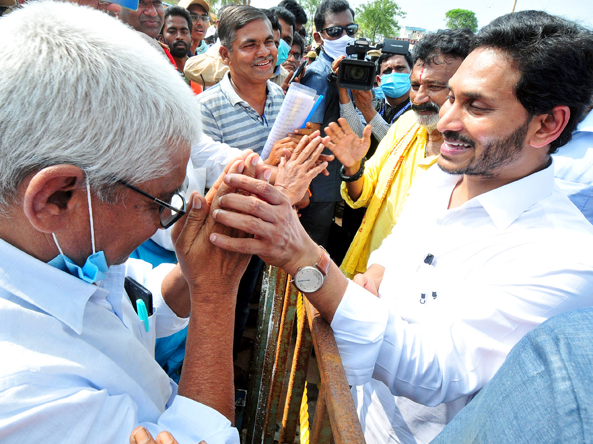 CM Jagan Visits Flood Affected Areas Photos - Sakshi18