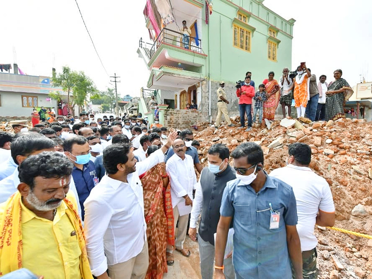 CM Jagan Visits Flood Affected Areas Photos - Sakshi20