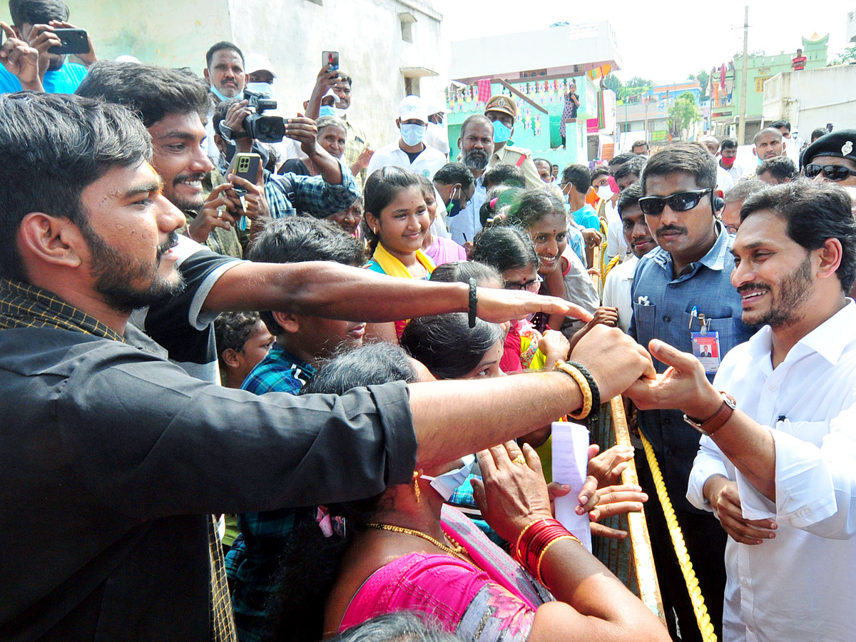 CM Jagan Visits Flood Affected Areas Photos - Sakshi25