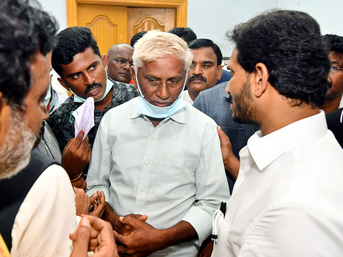 CM Jagan Visits Flood Affected Areas Photos - Sakshi30