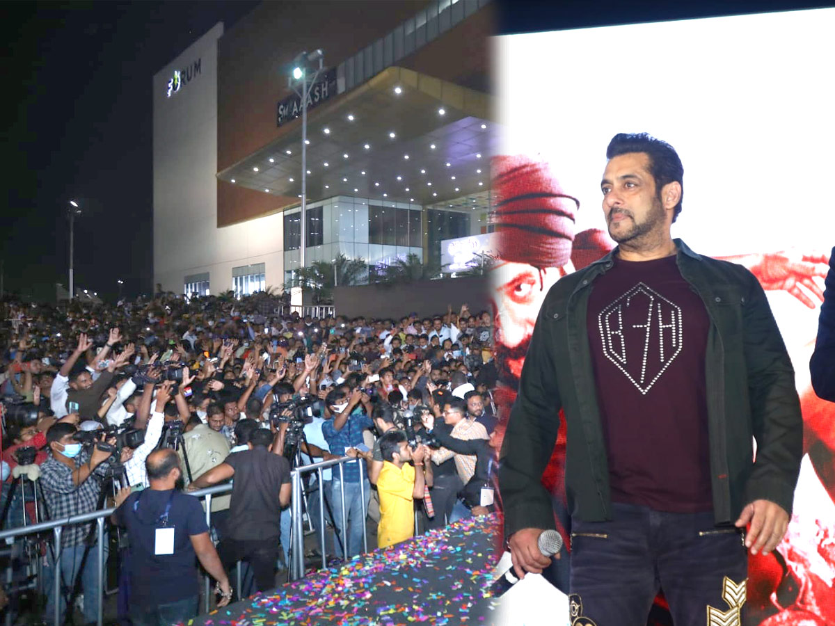 Salman Khan at Hyderabad Kookatpalli Forum Mall Photo Gallery - Sakshi1