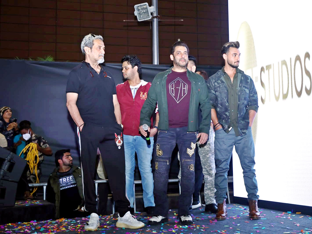 Salman Khan at Hyderabad Kookatpalli Forum Mall Photo Gallery - Sakshi3