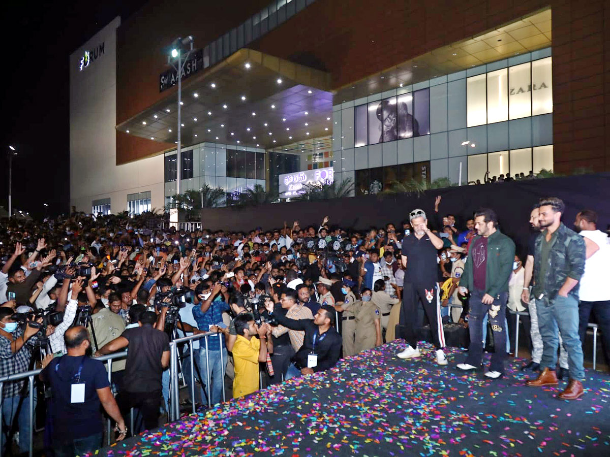 Salman Khan at Hyderabad Kookatpalli Forum Mall Photo Gallery - Sakshi4