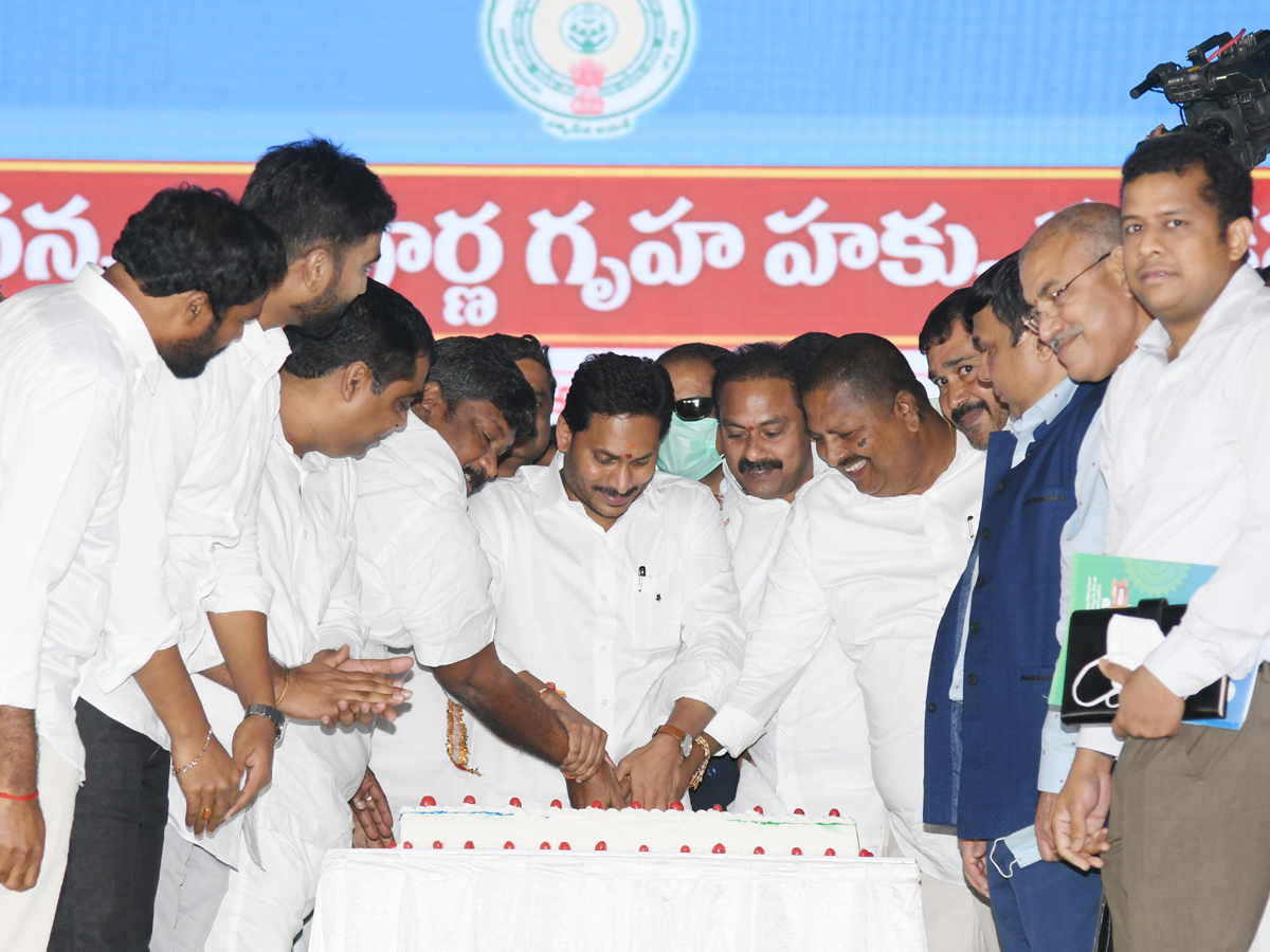 AP CM Jagan Inaugurated Jagananna Sampoorna Gruha Hakku Scheme in Tanuku Photo Gallery - Sakshi2