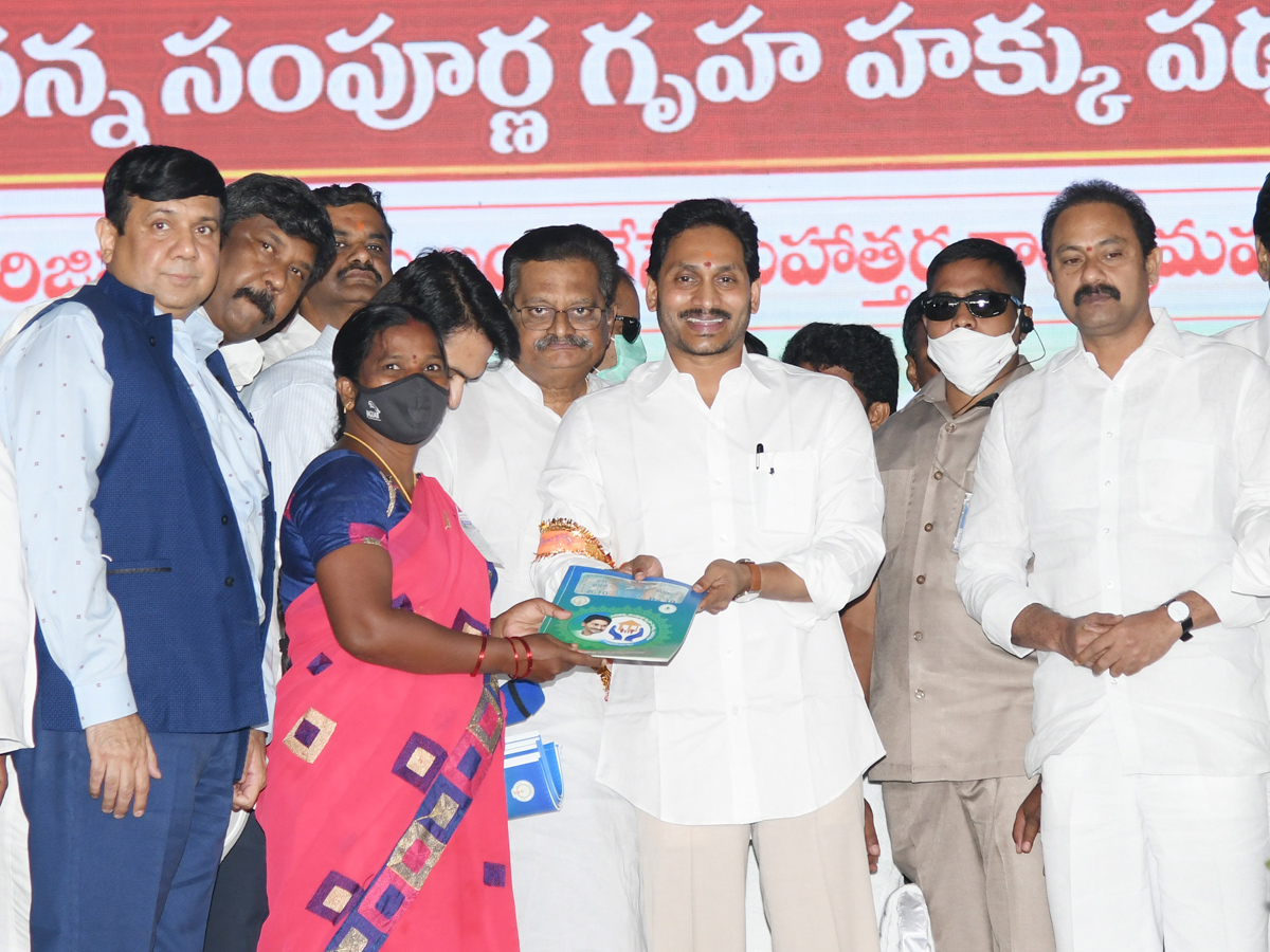 AP CM Jagan Inaugurated Jagananna Sampoorna Gruha Hakku Scheme in Tanuku Photo Gallery - Sakshi11