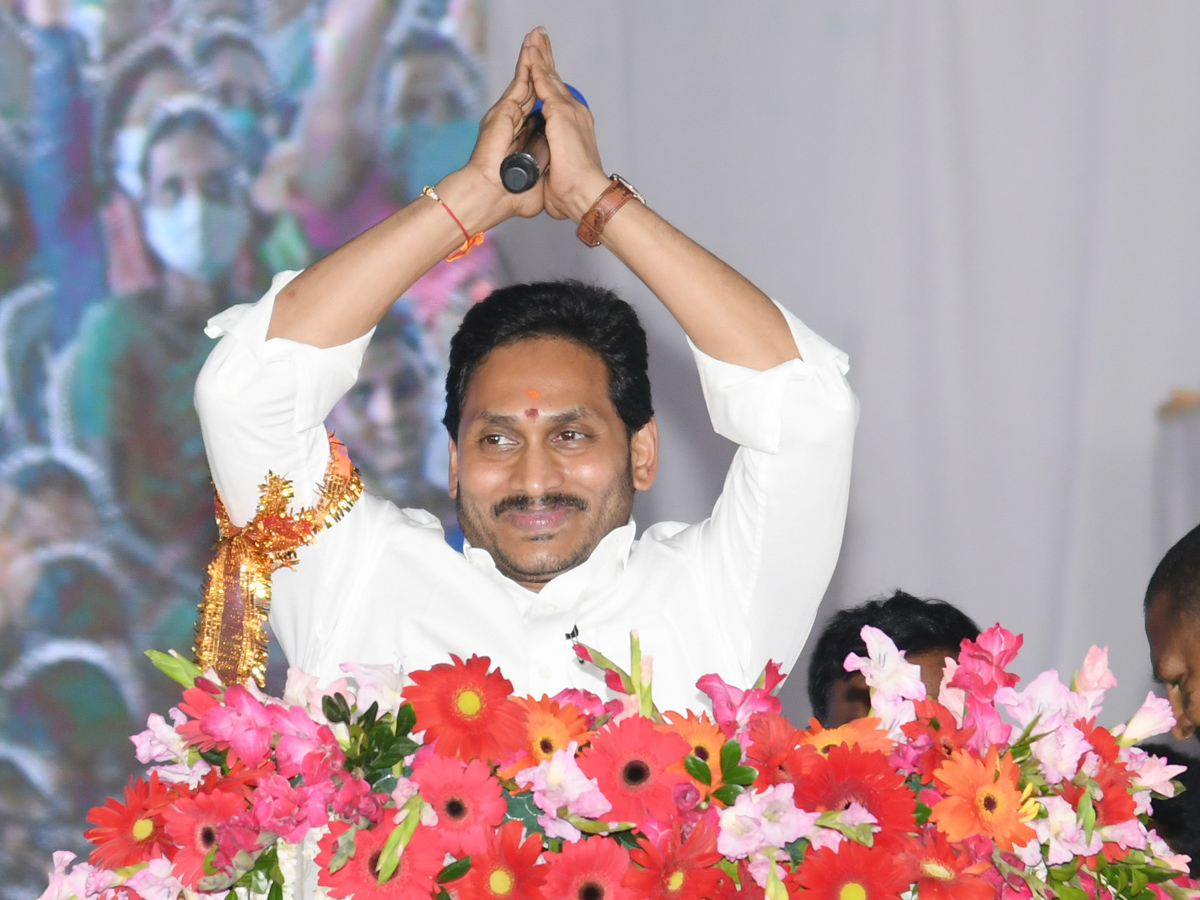 AP CM Jagan Inaugurated Jagananna Sampoorna Gruha Hakku Scheme in Tanuku Photo Gallery - Sakshi12