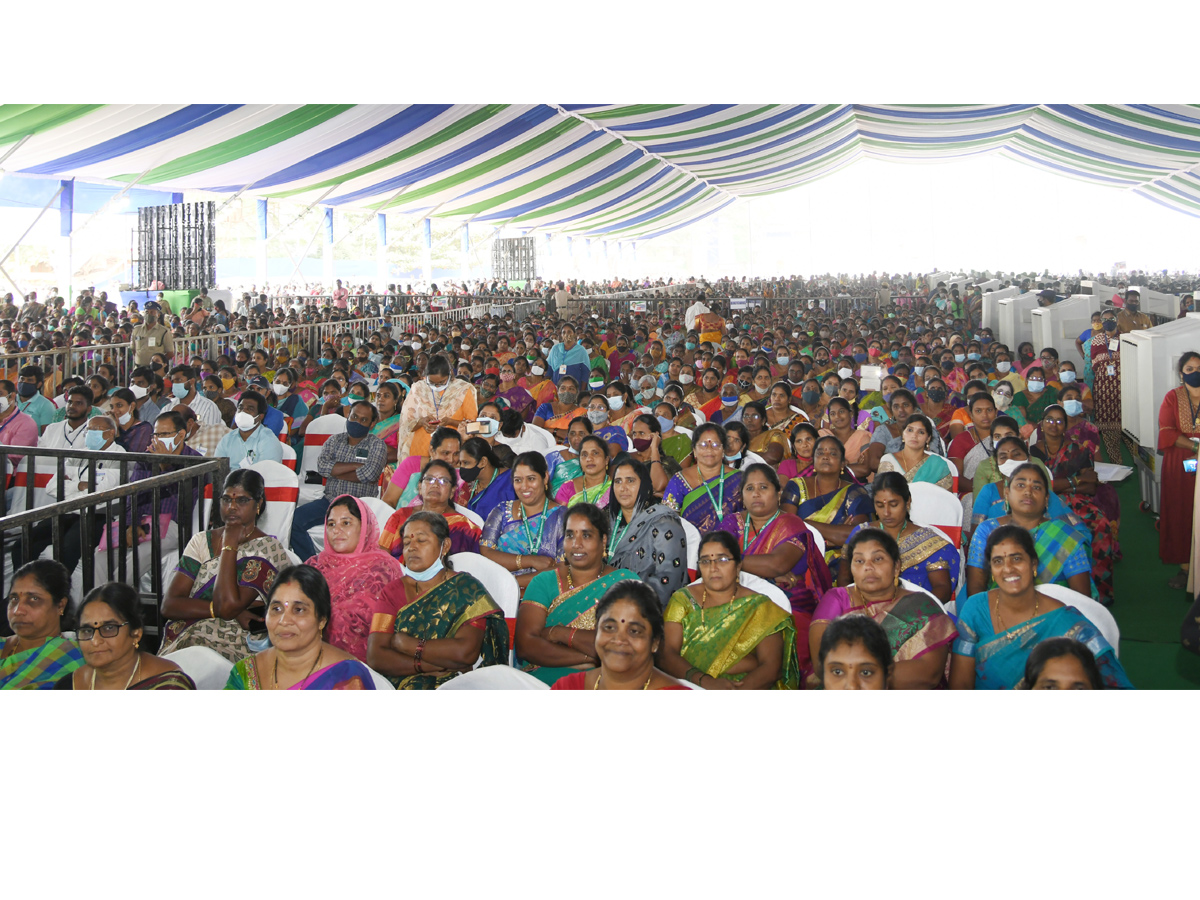 AP CM Jagan Inaugurated Jagananna Sampoorna Gruha Hakku Scheme in Tanuku Photo Gallery - Sakshi13