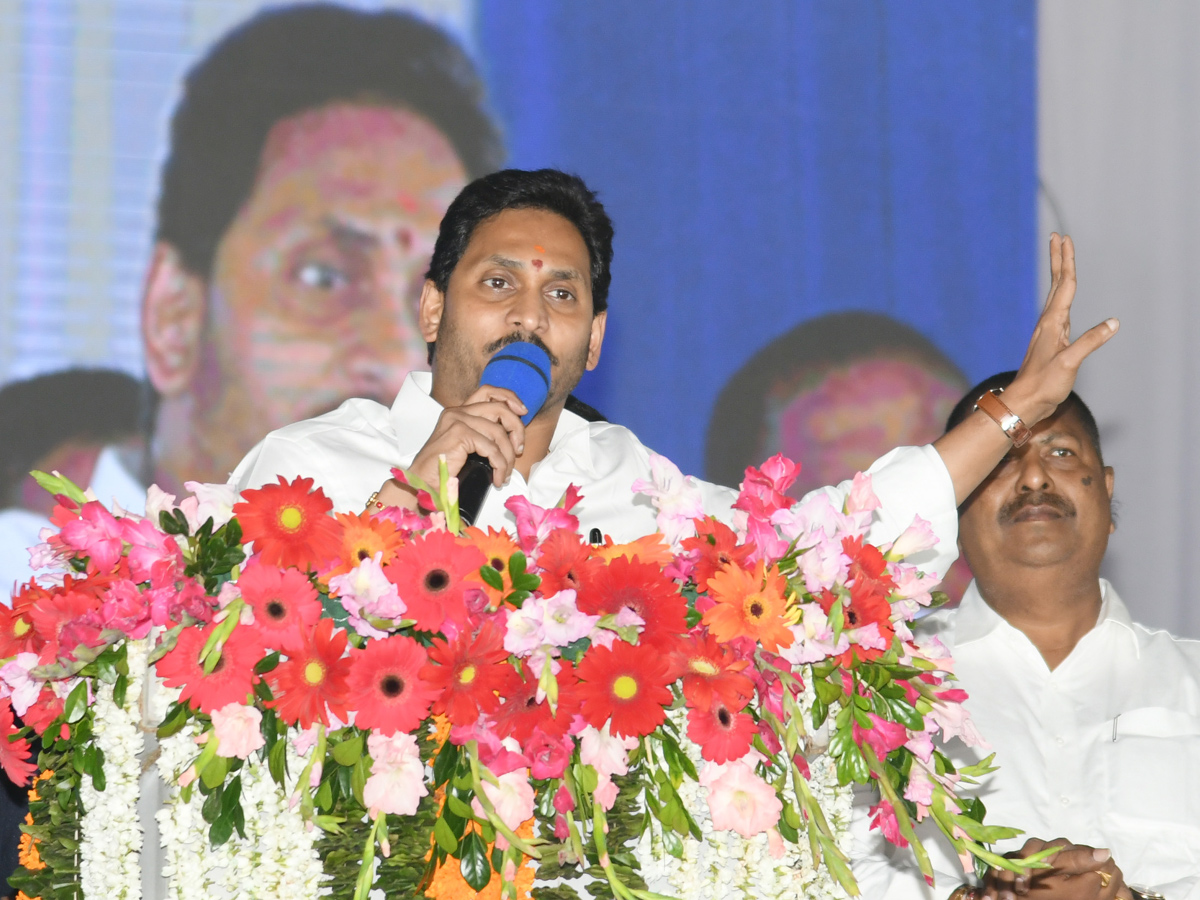 AP CM Jagan Inaugurated Jagananna Sampoorna Gruha Hakku Scheme in Tanuku Photo Gallery - Sakshi14