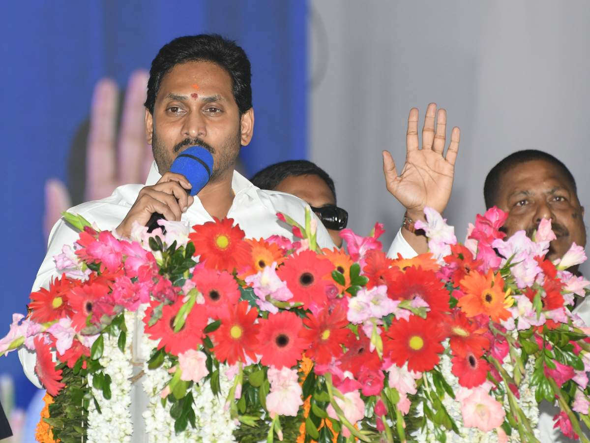 AP CM Jagan Inaugurated Jagananna Sampoorna Gruha Hakku Scheme in Tanuku Photo Gallery - Sakshi15