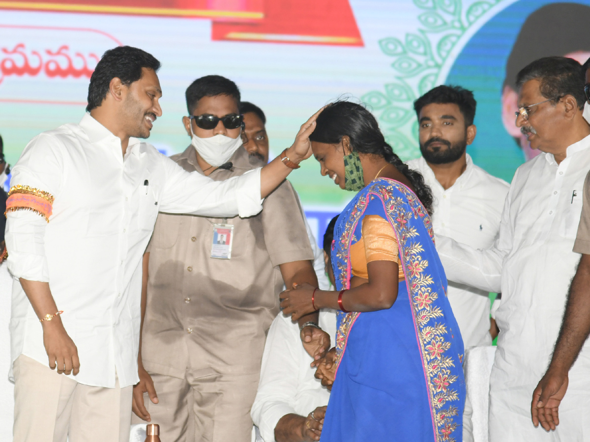 AP CM Jagan Inaugurated Jagananna Sampoorna Gruha Hakku Scheme in Tanuku Photo Gallery - Sakshi16