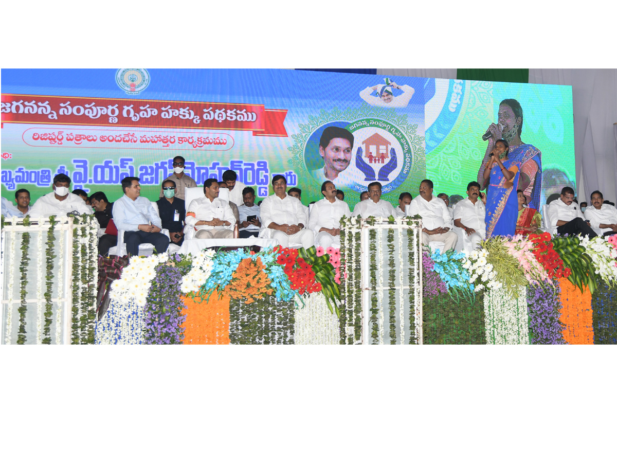 AP CM Jagan Inaugurated Jagananna Sampoorna Gruha Hakku Scheme in Tanuku Photo Gallery - Sakshi17