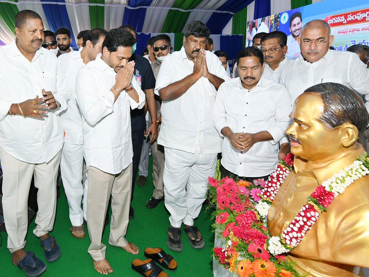 AP CM Jagan Inaugurated Jagananna Sampoorna Gruha Hakku Scheme in Tanuku Photo Gallery - Sakshi18