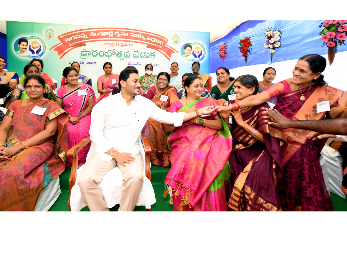 AP CM Jagan Inaugurated Jagananna Sampoorna Gruha Hakku Scheme in Tanuku Photo Gallery - Sakshi19