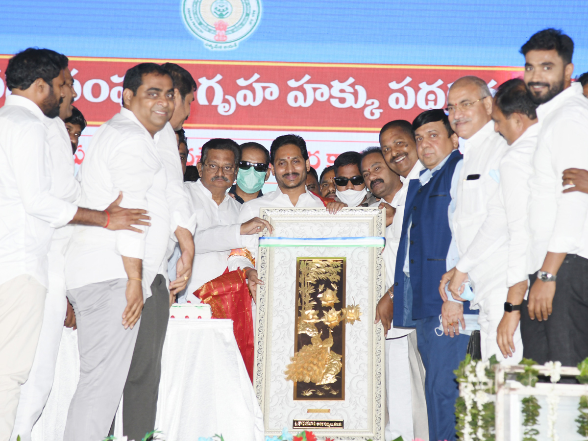 AP CM Jagan Inaugurated Jagananna Sampoorna Gruha Hakku Scheme in Tanuku Photo Gallery - Sakshi3