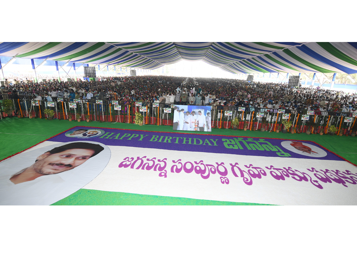 AP CM Jagan Inaugurated Jagananna Sampoorna Gruha Hakku Scheme in Tanuku Photo Gallery - Sakshi21