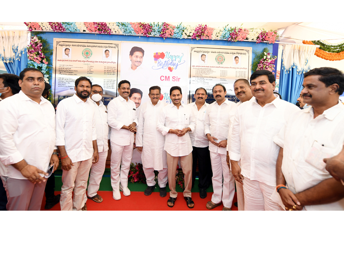 AP CM Jagan Inaugurated Jagananna Sampoorna Gruha Hakku Scheme in Tanuku Photo Gallery - Sakshi1