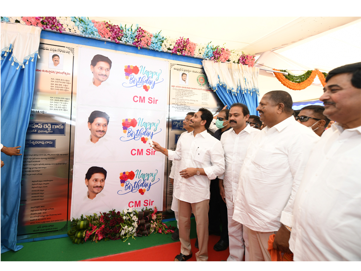 AP CM Jagan Inaugurated Jagananna Sampoorna Gruha Hakku Scheme in Tanuku Photo Gallery - Sakshi22