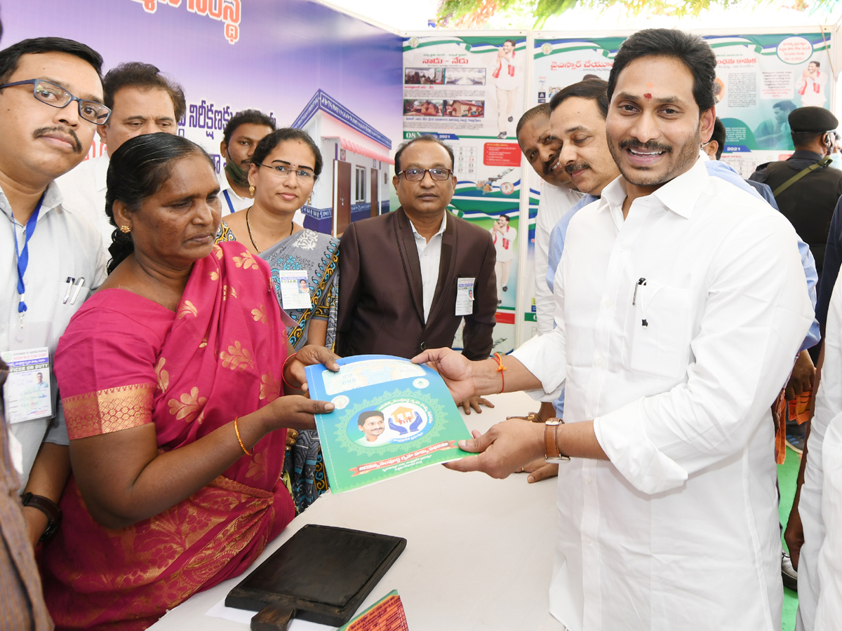 AP CM Jagan Inaugurated Jagananna Sampoorna Gruha Hakku Scheme in Tanuku Photo Gallery - Sakshi24