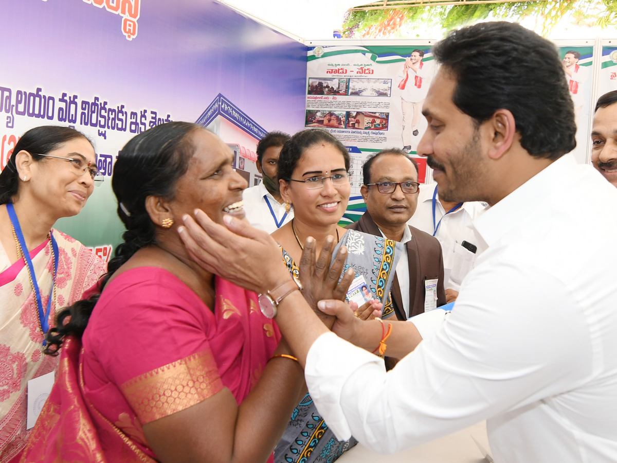 AP CM Jagan Inaugurated Jagananna Sampoorna Gruha Hakku Scheme in Tanuku Photo Gallery - Sakshi25