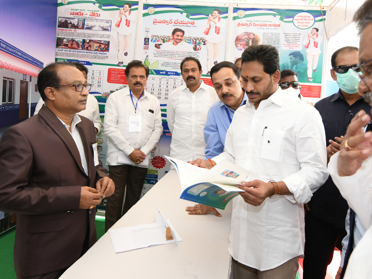 AP CM Jagan Inaugurated Jagananna Sampoorna Gruha Hakku Scheme in Tanuku Photo Gallery - Sakshi26