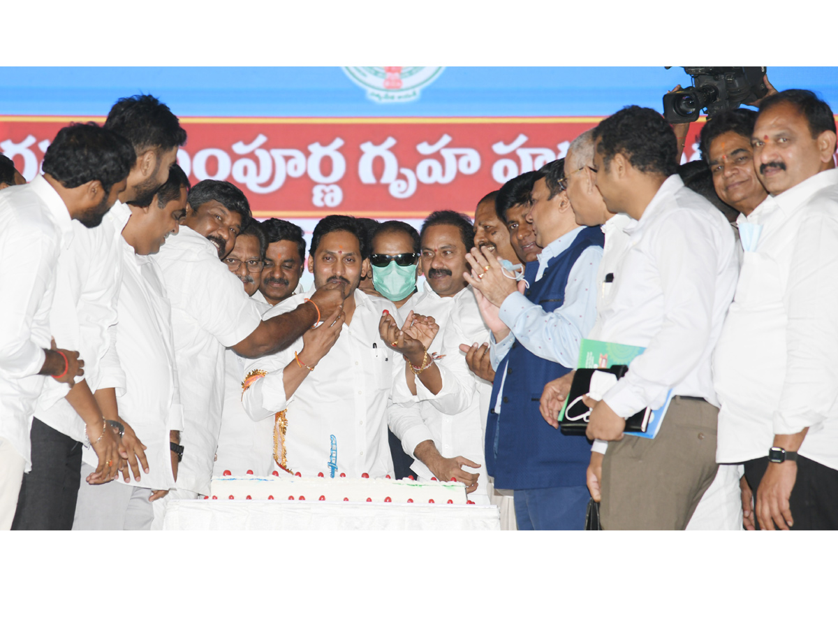 AP CM Jagan Inaugurated Jagananna Sampoorna Gruha Hakku Scheme in Tanuku Photo Gallery - Sakshi27