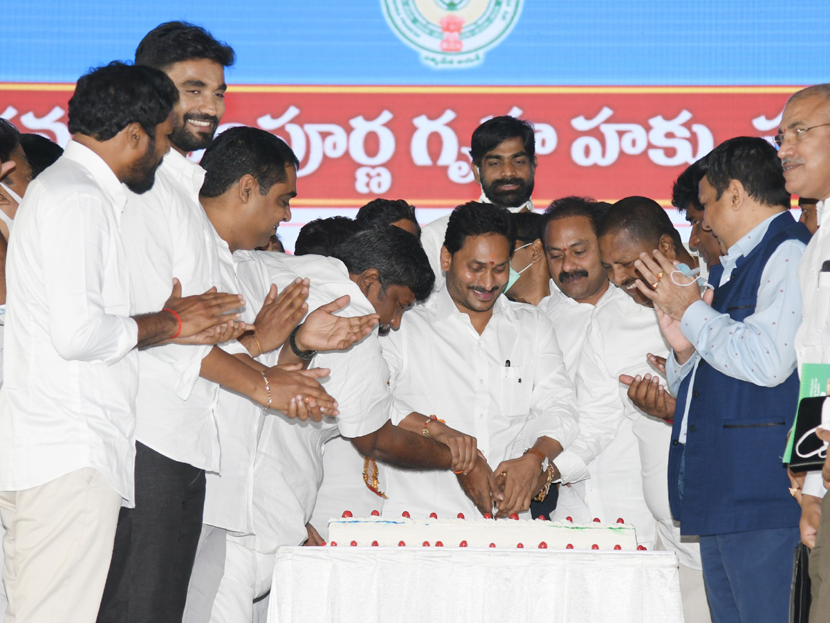 AP CM Jagan Inaugurated Jagananna Sampoorna Gruha Hakku Scheme in Tanuku Photo Gallery - Sakshi28