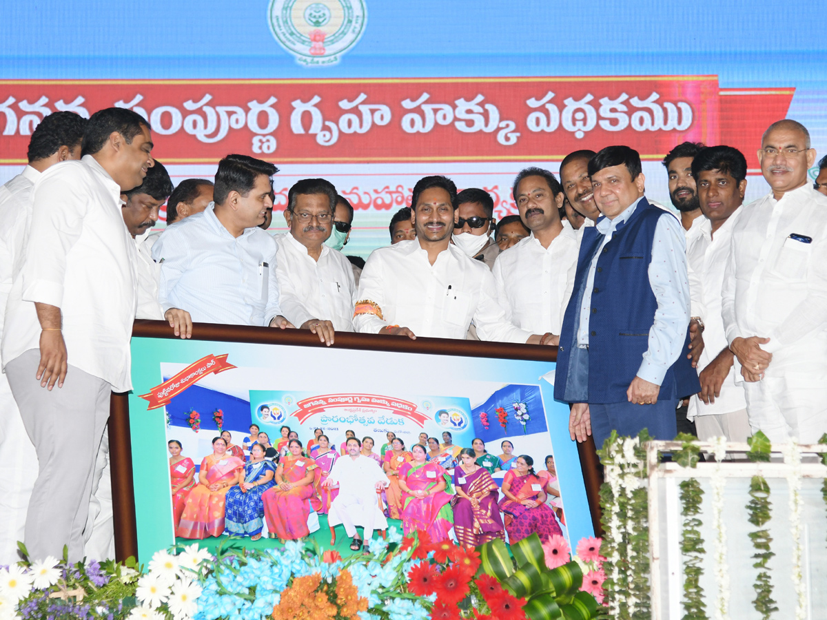 AP CM Jagan Inaugurated Jagananna Sampoorna Gruha Hakku Scheme in Tanuku Photo Gallery - Sakshi4